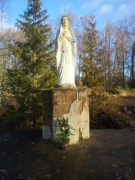 Skulptūra „Švč. Mergelė Marija“ Grūžių Švč. Mergelės Marijos bažnyčios šventoriuje